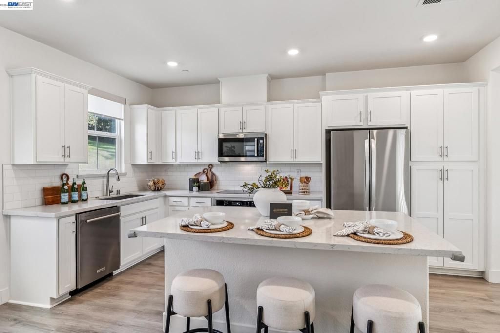 Image 13 of property listing at 28957 Ashwell Ave, Hayward, CA 94544