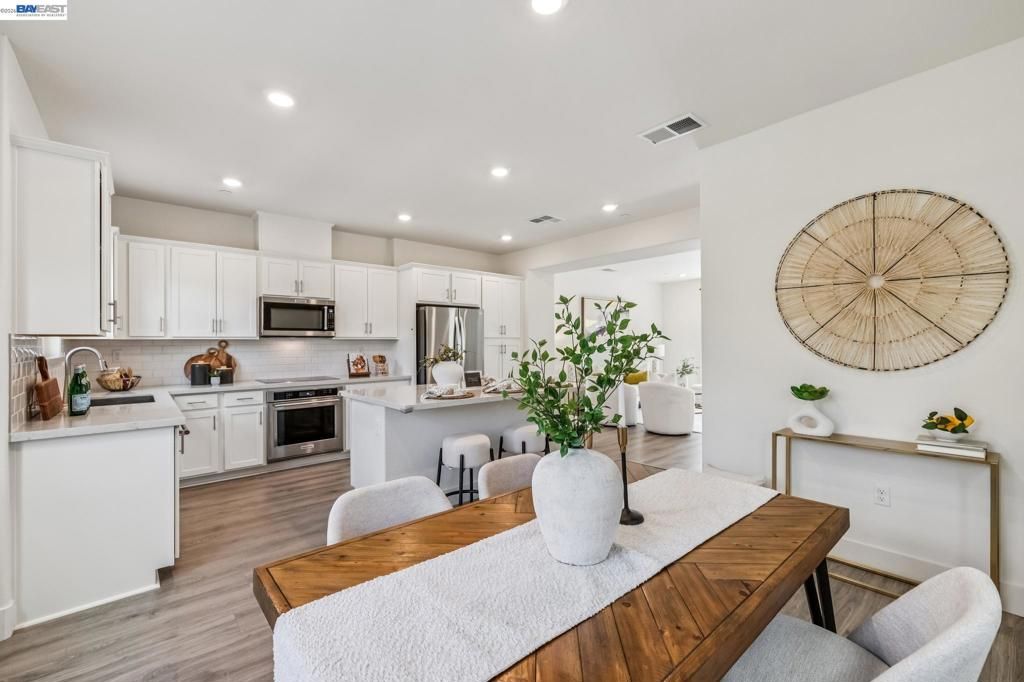 Image 21 of property listing at 28957 Ashwell Ave, Hayward, CA 94544