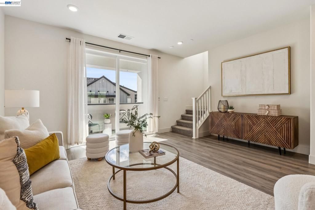 Image 7 of property listing at 28957 Ashwell Ave, Hayward, CA 94544