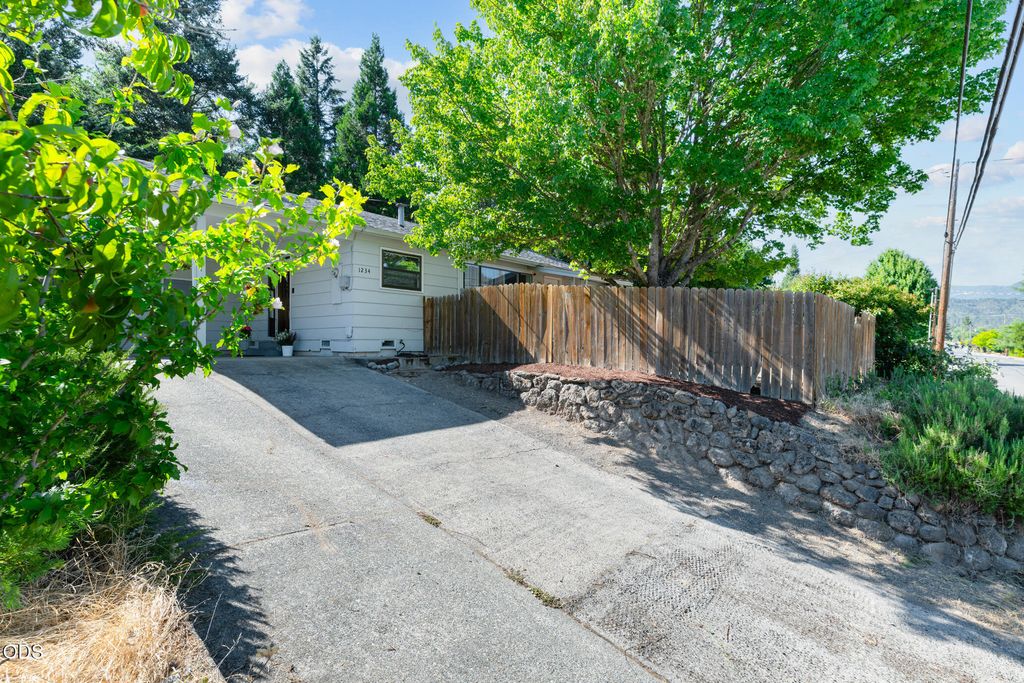 1234 NW Highland Avenue, Grants Pass, OR 97526