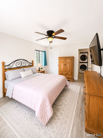 11 Chatham Court, Brookfield, CT 06804