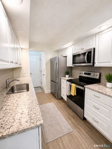 11 Chatham Court, Brookfield, CT 06804