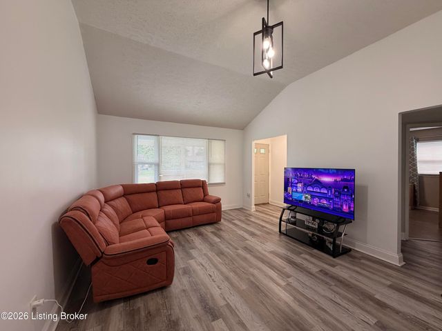 7207 Betsy Ross Dr, Louisville, KY 40272