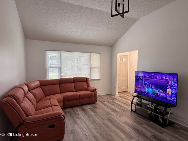 7207 Betsy Ross Dr, Louisville, KY 40272