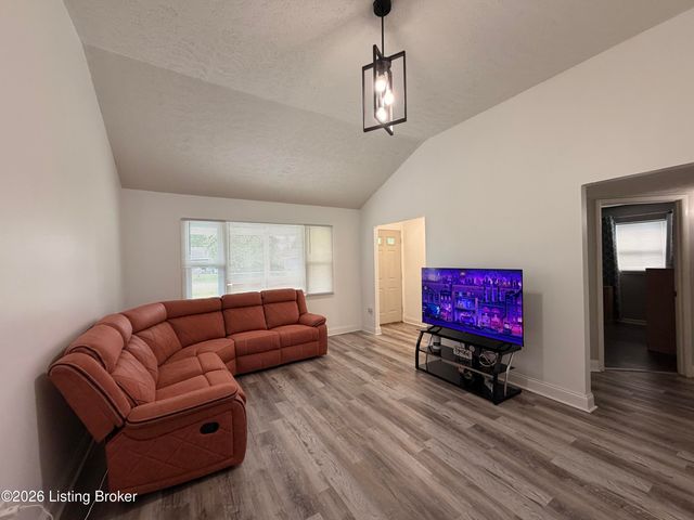 7207 Betsy Ross Dr, Louisville, KY 40272