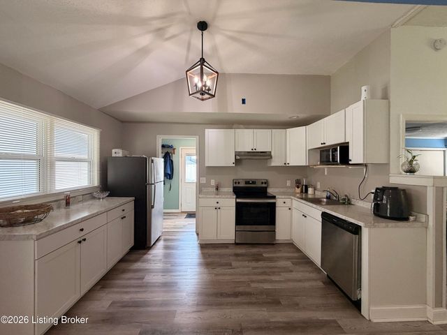 7207 Betsy Ross Dr, Louisville, KY 40272