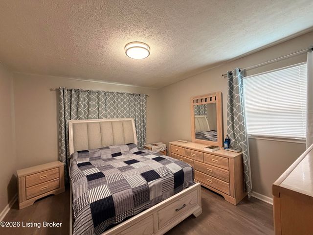 7207 Betsy Ross Dr, Louisville, KY 40272
