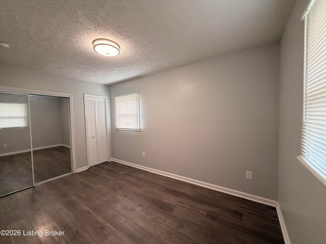 7207 Betsy Ross Dr, Louisville, KY 40272
