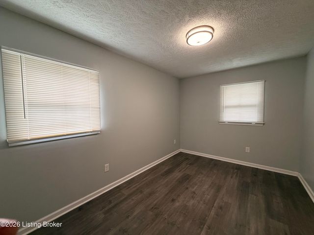 7207 Betsy Ross Dr, Louisville, KY 40272