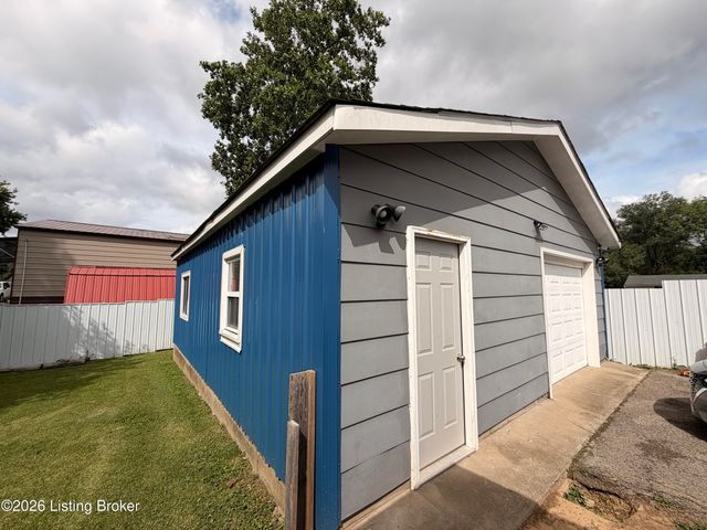 7207 Betsy Ross Dr, Louisville, KY 40272