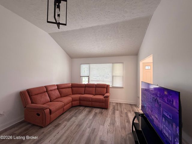 7207 Betsy Ross Dr, Louisville, KY 40272