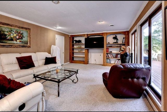 1923 Pine LN, Hayes, VA 23072