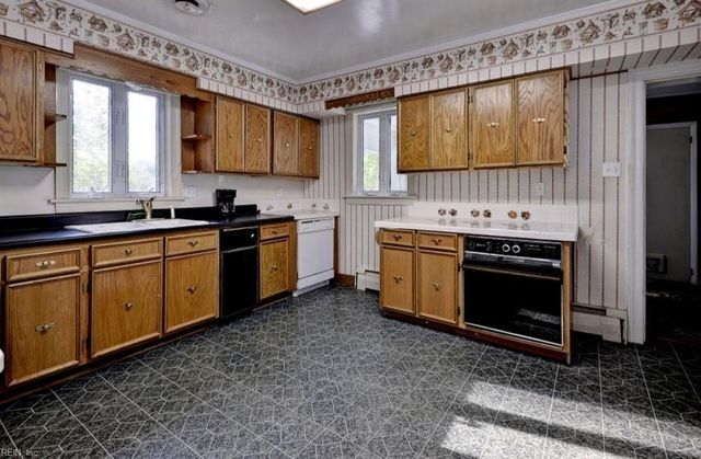 1923 Pine LN, Hayes, VA 23072