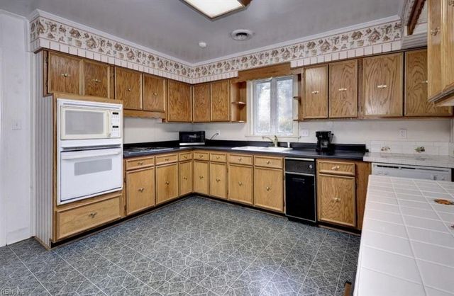 1923 Pine LN, Hayes, VA 23072