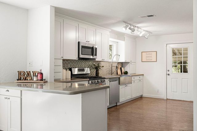 2591 Spring Valley DR, Dripping Springs, TX 78620
