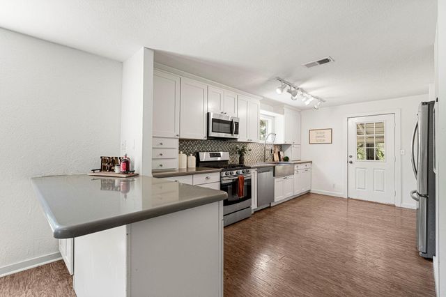2591 Spring Valley DR, Dripping Springs, TX 78620