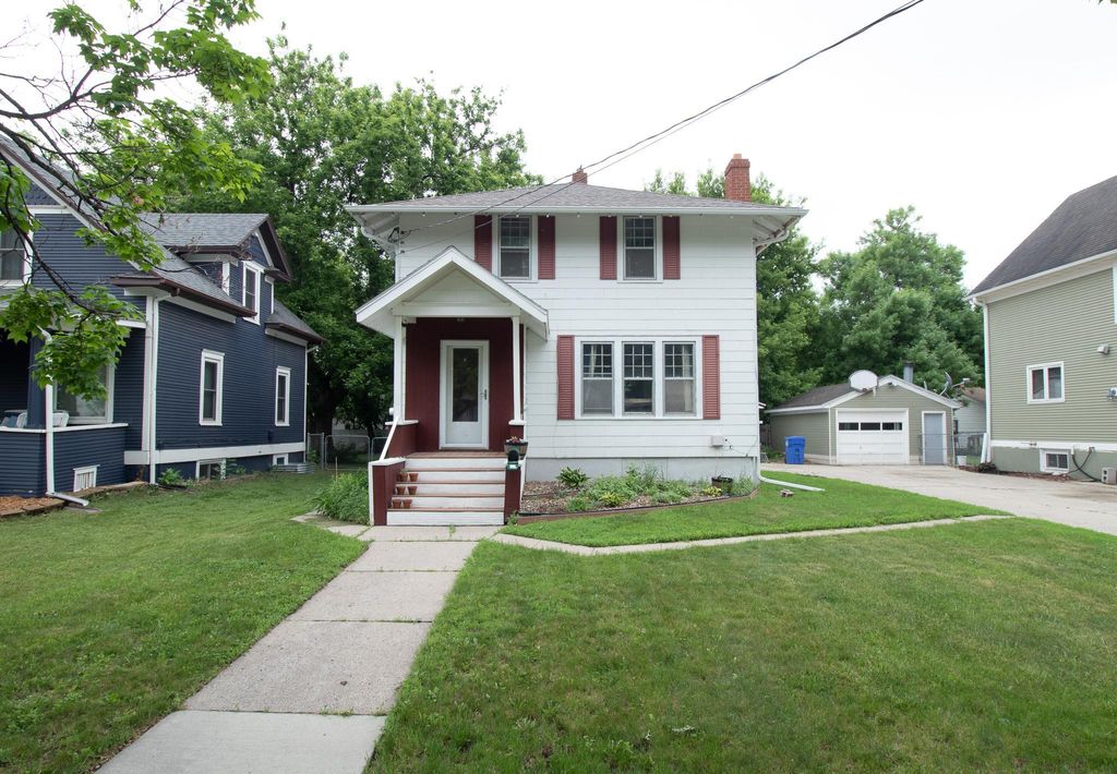 1033 12th Street N, Fargo, ND 58102