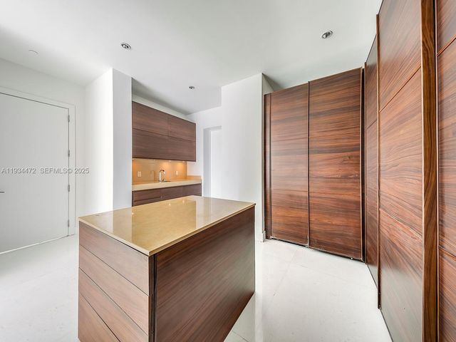 800 S Pointe Dr 2103, Miami Beach, FL 33139