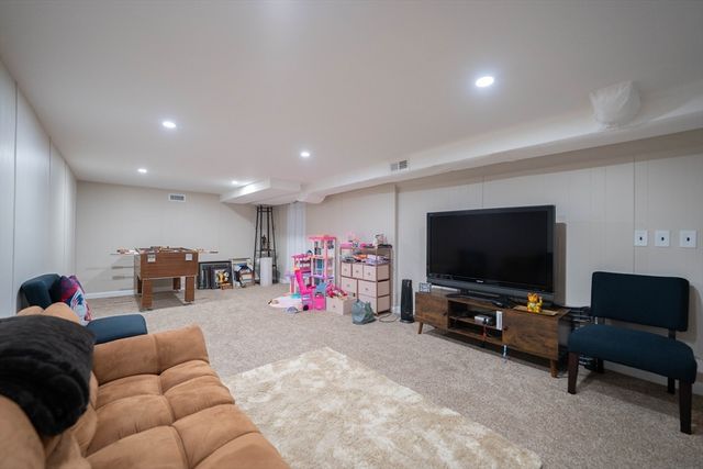 14 Ludlow St, Acushnet, MA 02743