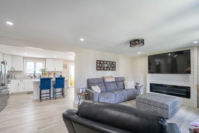 14 Ludlow St, Acushnet, MA 02743