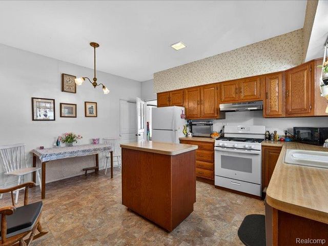 403 Lake Street, Howell, MI 48843