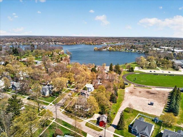 403 Lake Street, Howell, MI 48843