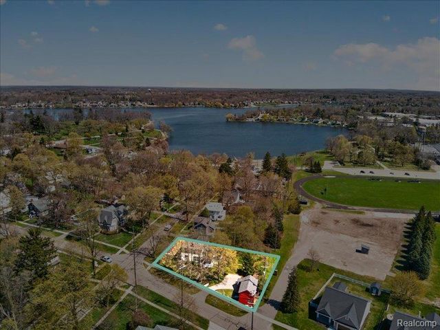 403 Lake Street, Howell, MI 48843