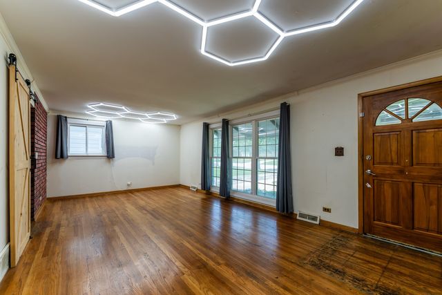 425 S Clarendon Avenue, Addison, IL 60101