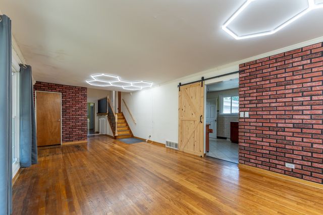 425 S Clarendon Avenue, Addison, IL 60101