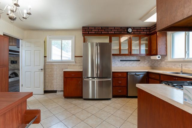 425 S Clarendon Avenue, Addison, IL 60101