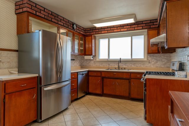 425 S Clarendon Avenue, Addison, IL 60101