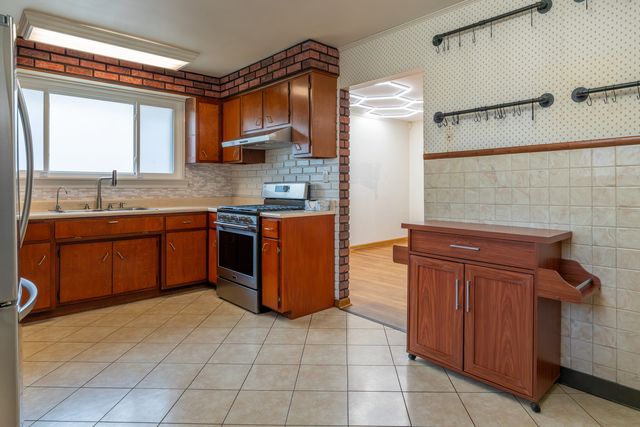 425 S Clarendon Avenue, Addison, IL 60101