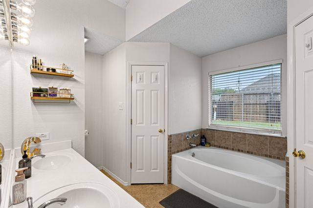 101 Saint James Court, Rhome, TX 76078