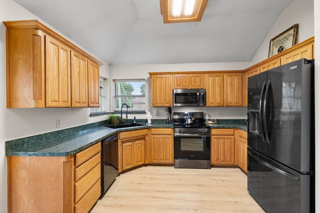 101 Saint James Court, Rhome, TX 76078