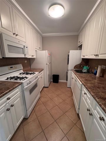 269-10 GRAND CENTRAL PARKWAY 2C, Floral Park, NY 11005