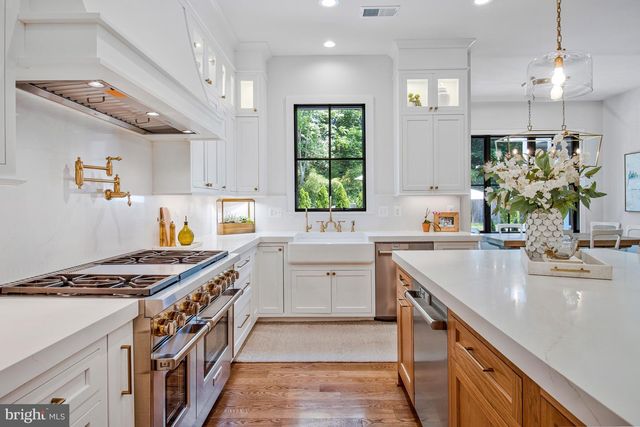 5231 32ND ST N, Arlington, VA 22207