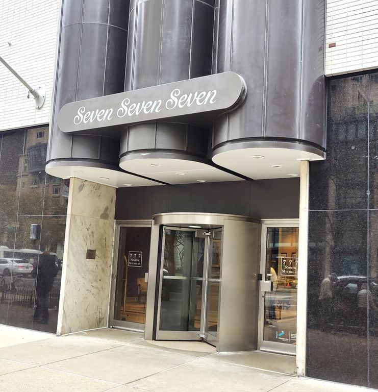 777 N Michigan Avenue 2002, Chicago, IL 60611