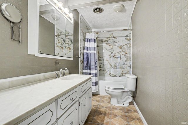 2411 Eisenhower Avenue, South Bend, IN 46615