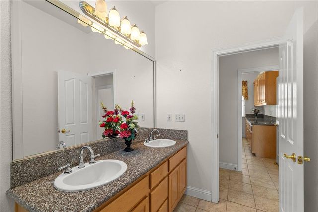 35 River Pointe Cir, Lodi, CA 95240