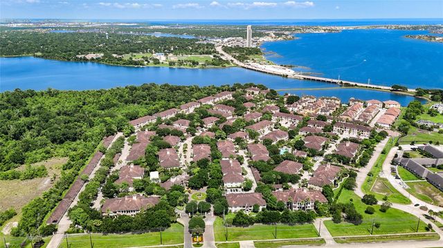 26 W Oaks Drive, Houston, TX 77058
