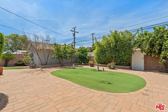 9313 Hayvenhurst Avenue, North Hills, CA 91343