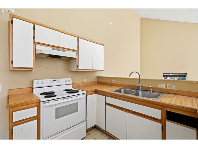 28460 SUTHERLIN Ln, Eugene, OR 97405