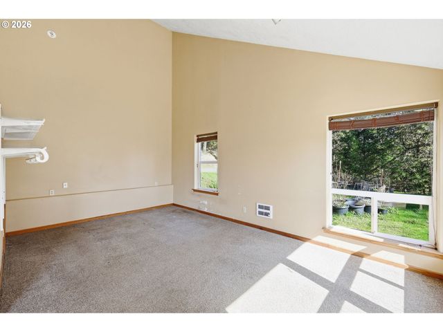 28460 SUTHERLIN Ln, Eugene, OR 97405