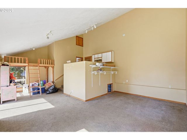 28460 SUTHERLIN Ln, Eugene, OR 97405