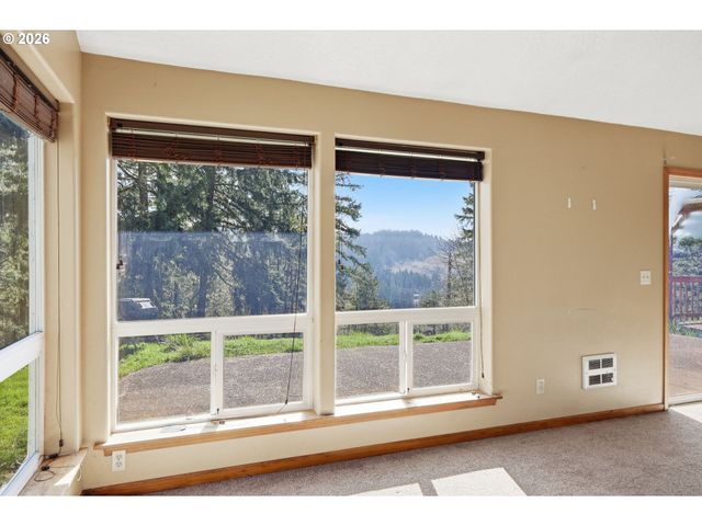 28460 SUTHERLIN Ln, Eugene, OR 97405