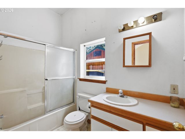 28460 SUTHERLIN Ln, Eugene, OR 97405