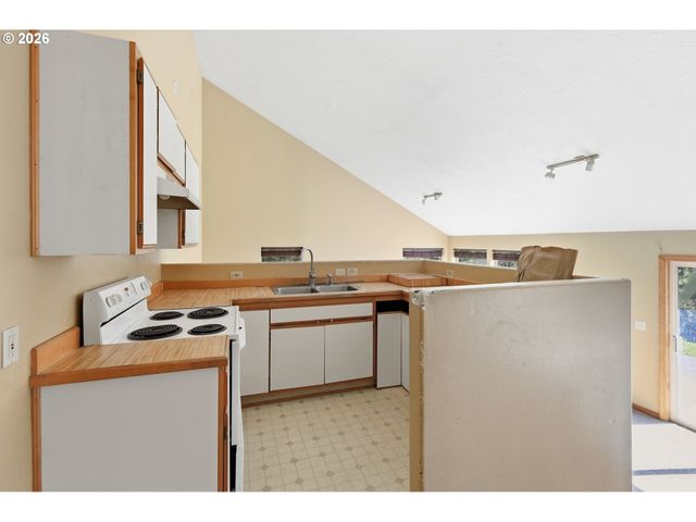 28460 SUTHERLIN Ln, Eugene, OR 97405