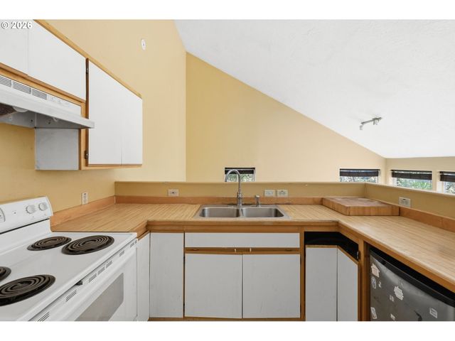 28460 SUTHERLIN Ln, Eugene, OR 97405