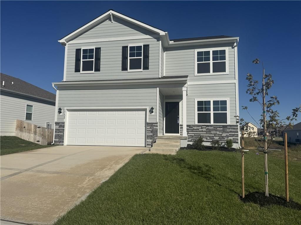 300 Lake Meadows Drive, Smithville, MO 64089