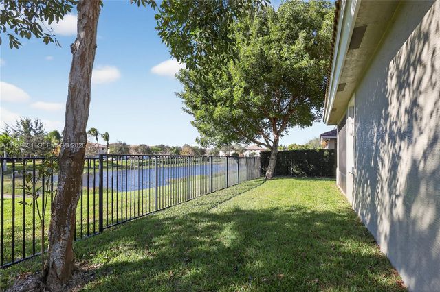 4830 Foxtail Palm Ct, Green Acres, FL 33463